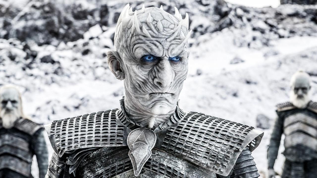 Porträt des "Nachtkönigs" aus "Game of Thrones" mit strahlend blauen Augen und eisiger Haut