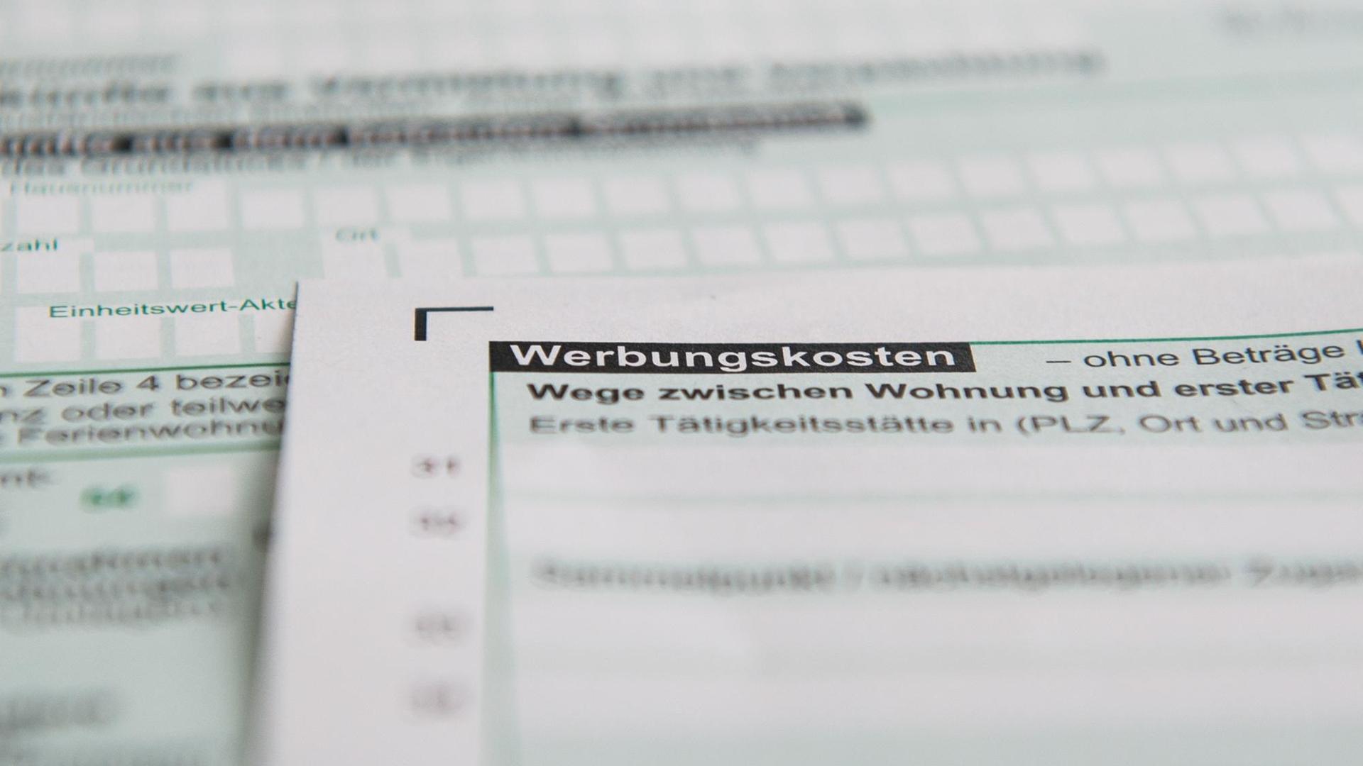 ILLUSTRATION - Steuerformular fuer Werbungskosten aufgenommen am 27.02.2018 in Berlin (gestellte Szene). Foto: Robert Guenther | Verwendung weltweit