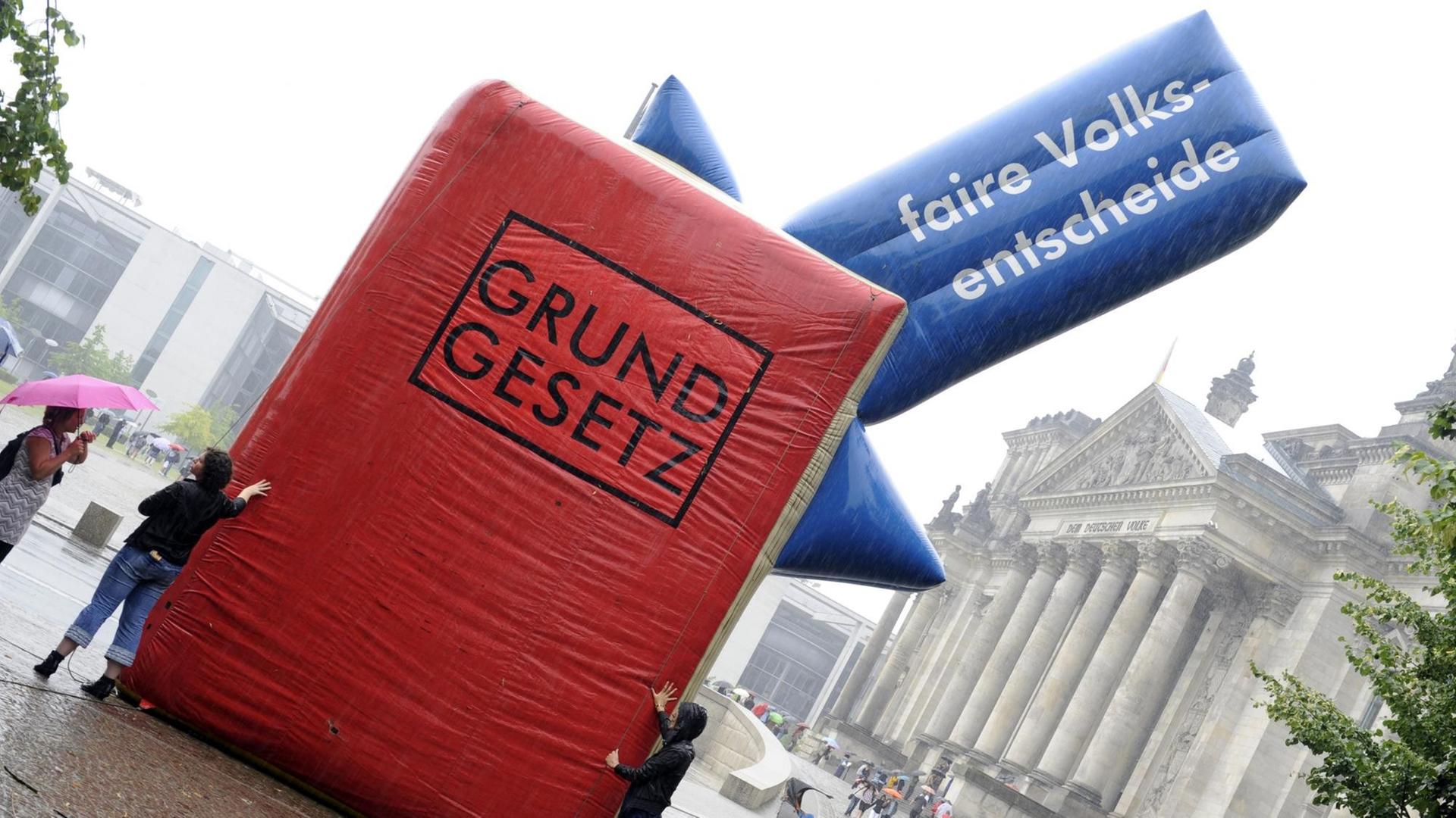 Ein vom Verein "Mehr Demokratie" aufgestelltes sieben Meter hohes aufblasbares "Grundgesetz" steht vor dem Reichstagsgebäude in Berlin.