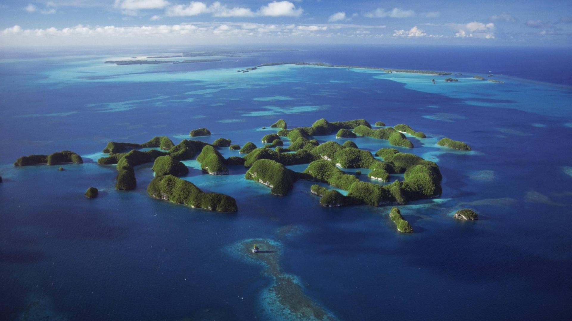 Das Foto zeigt viele Inseln, die zum Land Palau gehören.