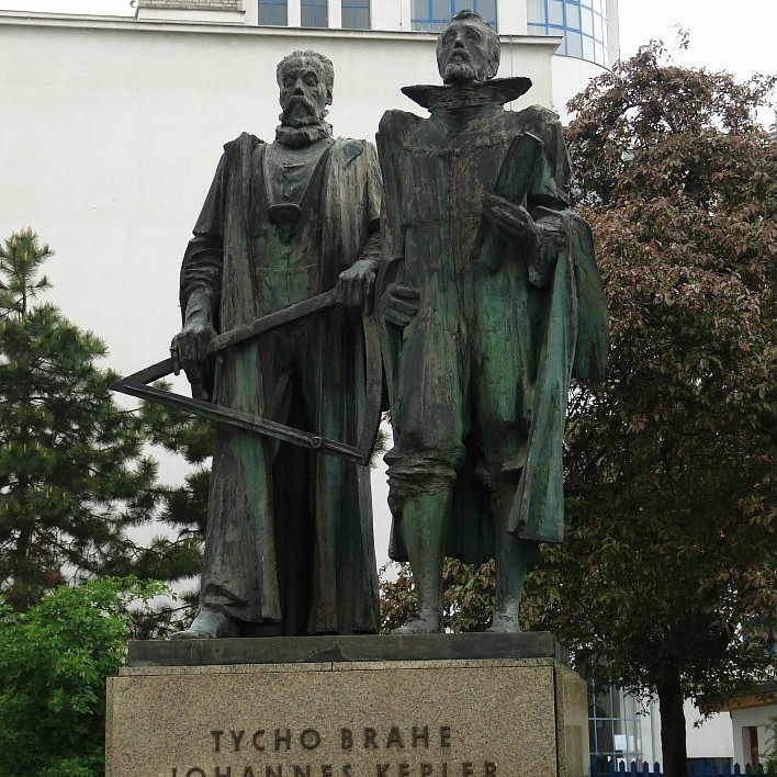 Das Prager Denkmal für Tycho Brahe und Johannes Kepler, der seine Gesetze zur Planetenbewegung auf Brahes Beobachtungen stütze und anschließend bessere Planetenörter berechnen konnte 