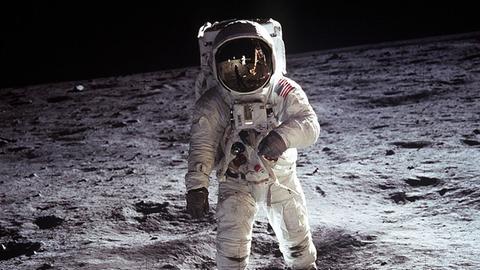 Bisher waren insgesamt erst zwölf Menschen auf dem Mond – das reicht noch lange nicht für zwei Fußballteams 