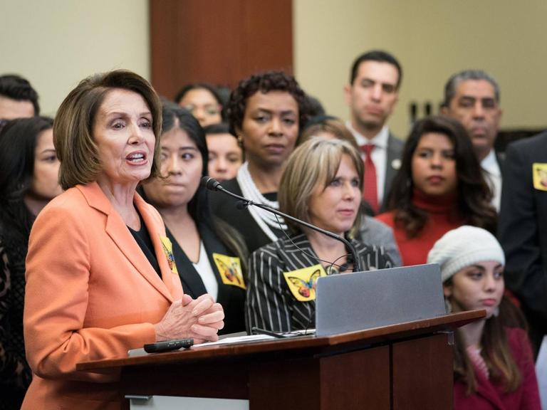 Die Sprecherin der Demokraten im US-Repräsentantenhaus, Nancy Pelosi, spricht auf einer Konferenz mit Demokraten im Repräsentantenhaus und einer Gruppe von "Dreamern" mit DACA-Status.