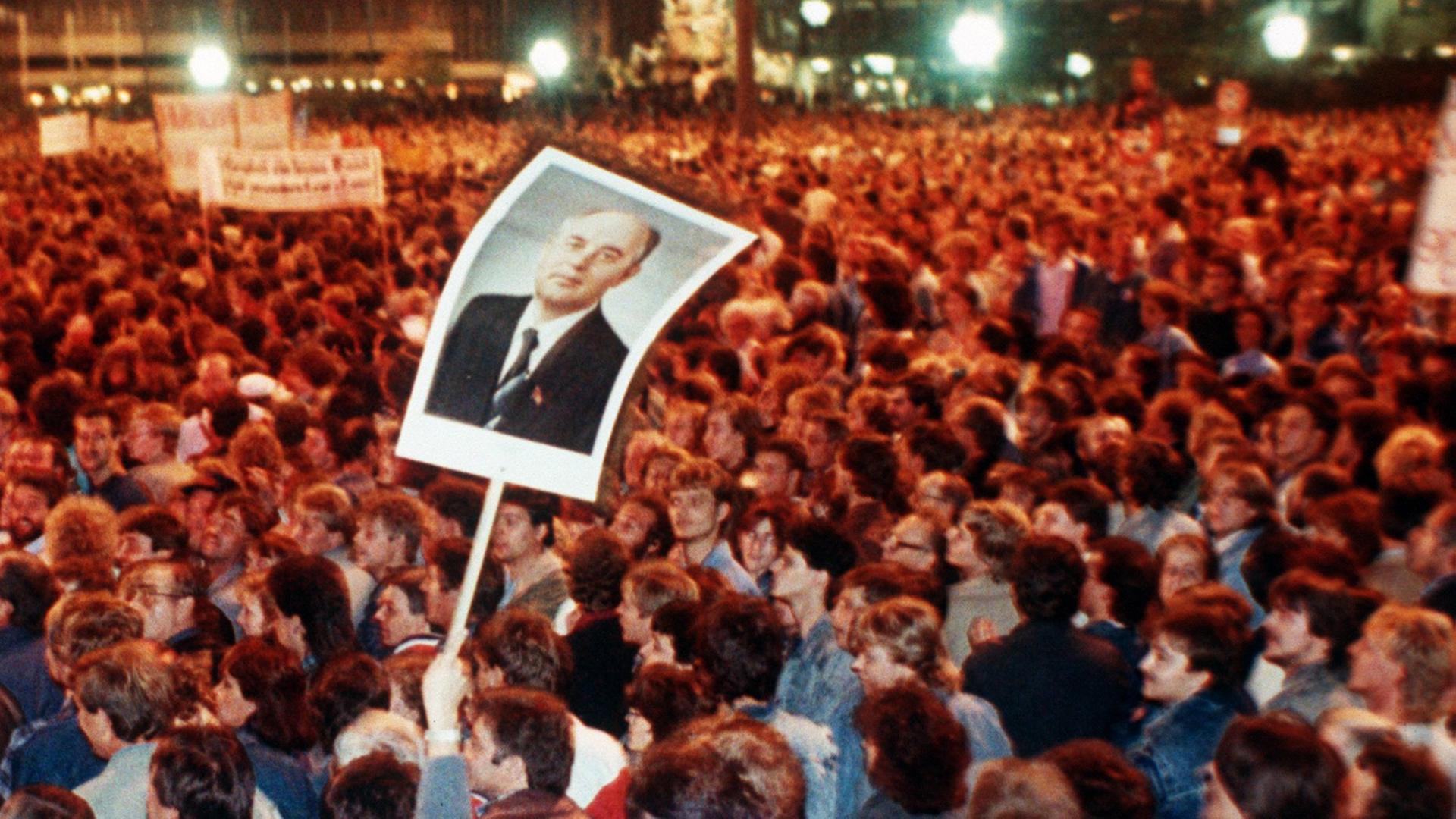 Hunderttausende Menschen demonstrieren am 24. Oktober 1989 in Leipzig für mehr Demokratie, Bürgerrechte und Reformen.