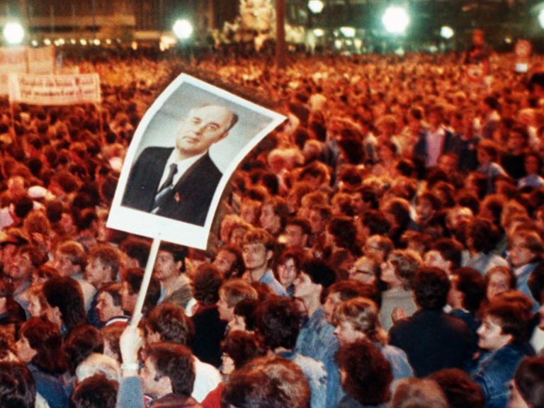 Hunderttausende Menschen demonstrieren am 24. Oktober 1989 in Leipzig für mehr Demokratie, Bürgerrechte und Reformen.