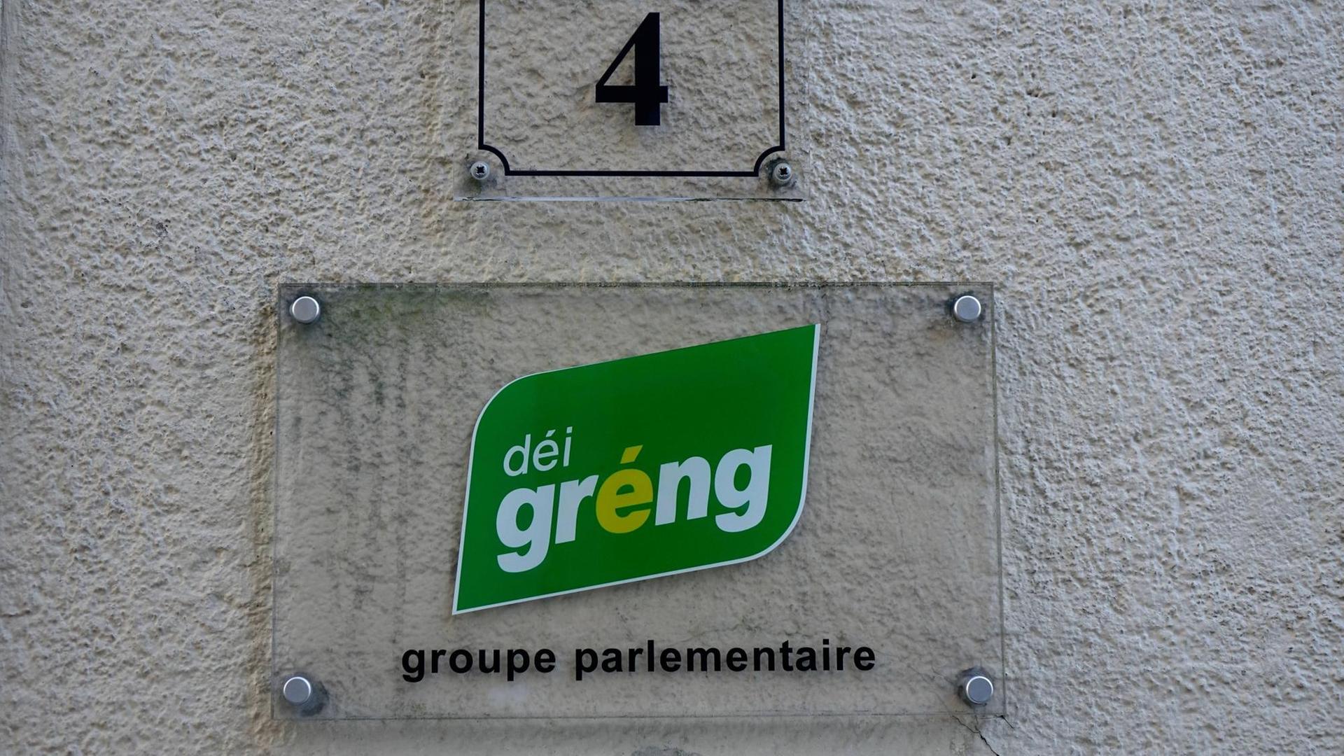 Auf einem Schild ist das Logo der Grünen Partei in Luxemburg.