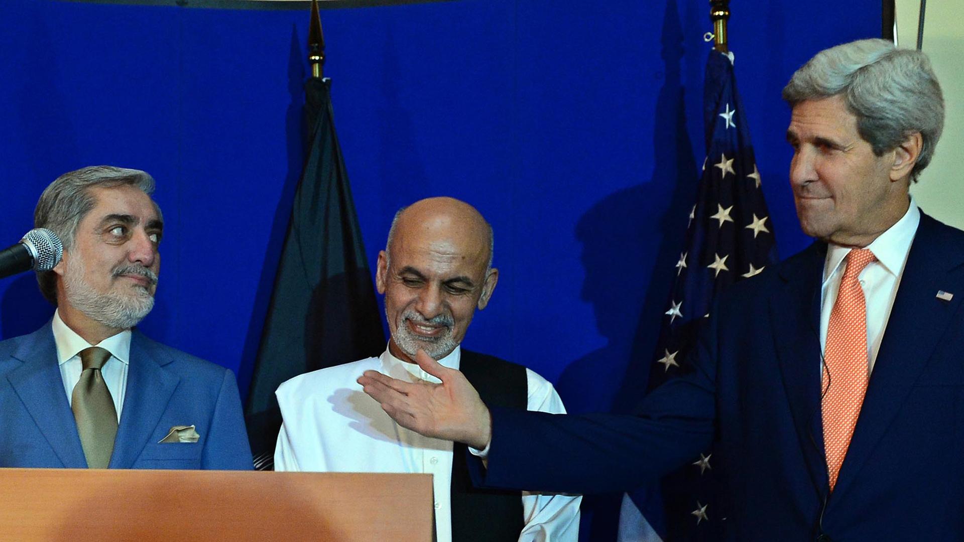 US-Außenminister John Kerry (r.) mit den afghanischen Präsidentschaftskandidaten Aschraf Ghani (M.) und Abdullah Abdullah bei ihrer gemeinsamen Pressekonferenz in Kabul.