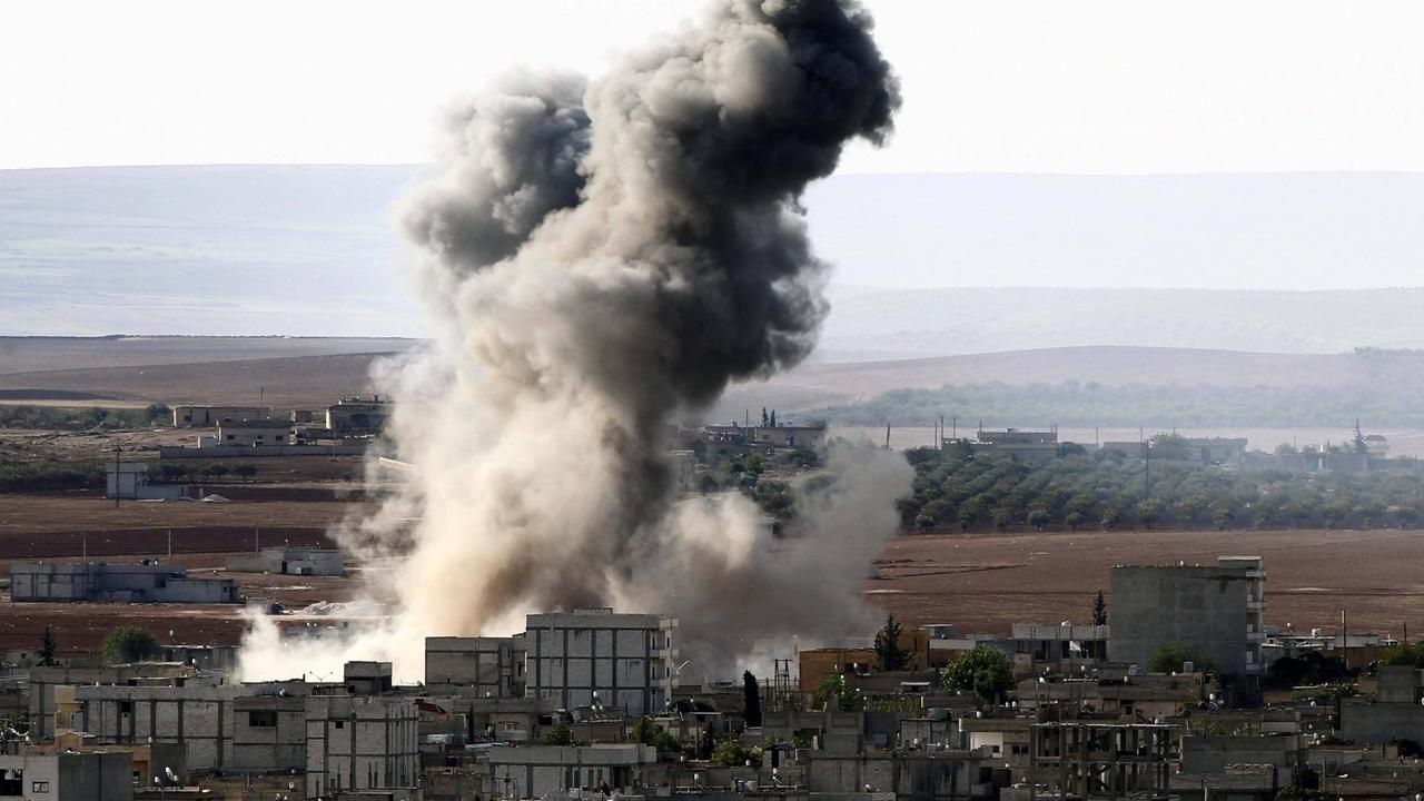 Rauch steigt auf nach einem US-Luftangriff auf Stellungen der Terrormiliz Islamischer Staat in der syrischen Stadt Kobane.