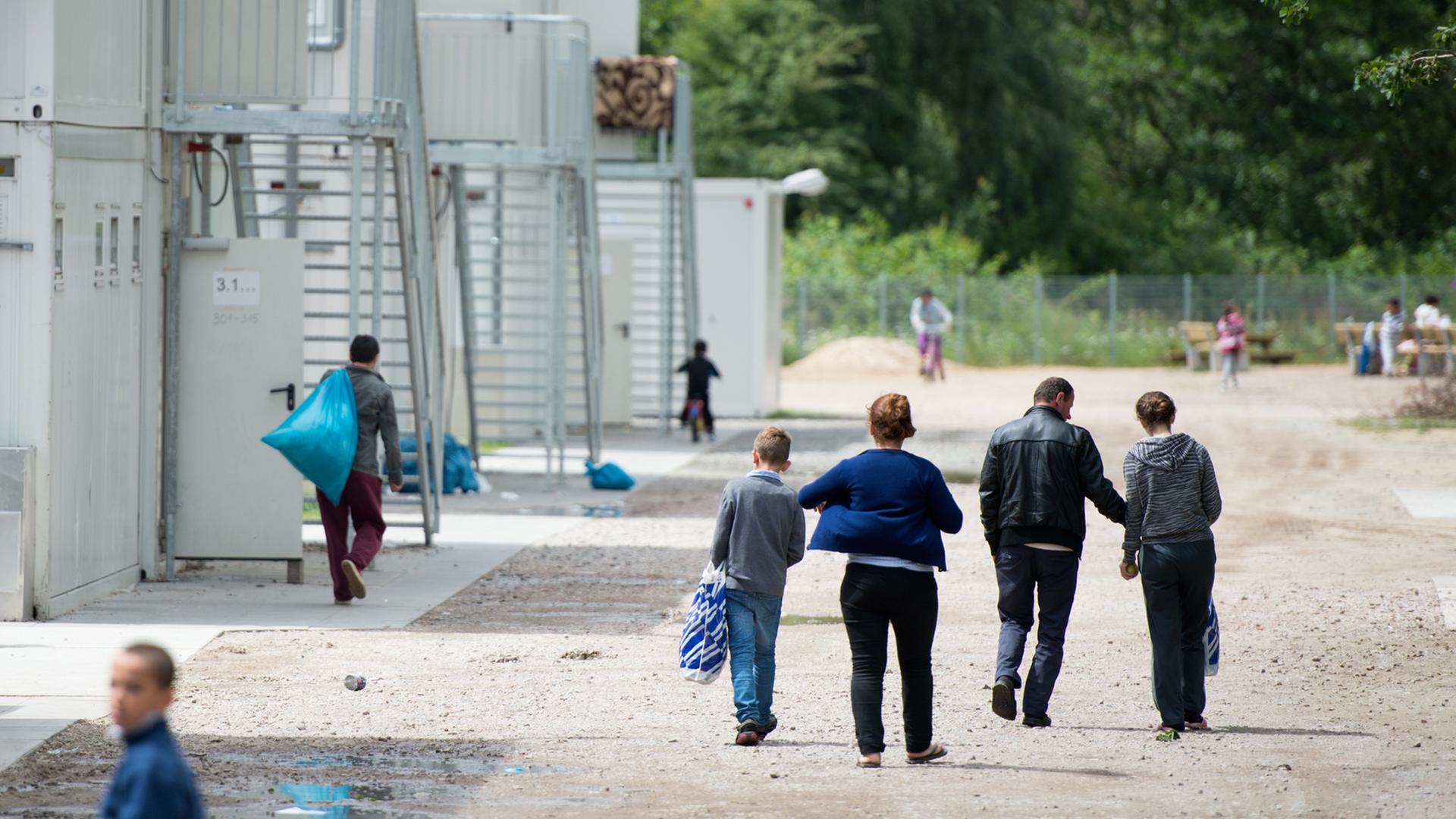 Flüchtlinge gehen am 9. Juli 2015 über das Gelände der Erstaufnahmestelle für Flüchtlinge in Hamburg Wilhelmsburg.