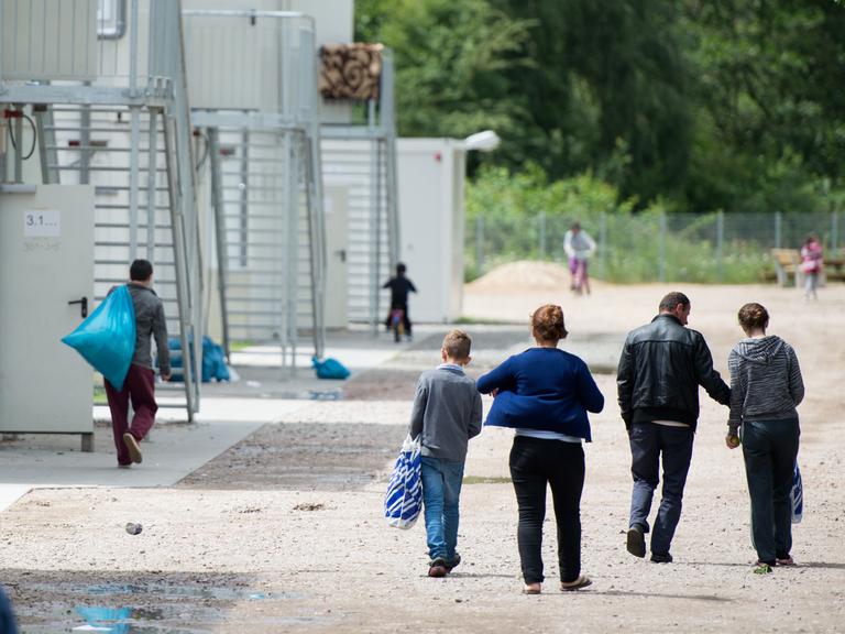 Flüchtlinge gehen am 9. Juli 2015 über das Gelände der Erstaufnahmestelle für Flüchtlinge in Hamburg Wilhelmsburg.