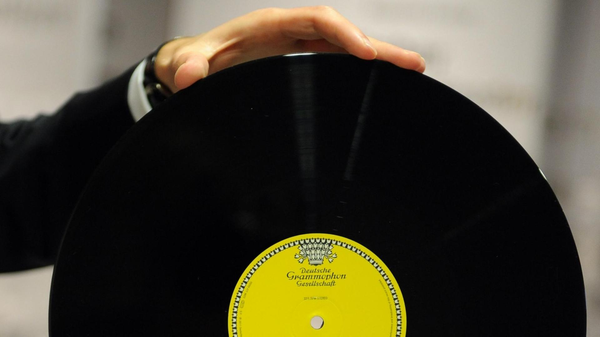 Eine Schallplatte mit dem Aufdruck «Deutsche Grammophon Gesellschaft», aufgenommen in den Räumlichkeiten der Universal Music Deutschland-Zentrale Eine Schallplatte mit dem Aufdruck «Deutsche Grammophon Gesellschaft», aufgenommen in den Räumlichkeiten der Universal Music Deutschland-Zentrale