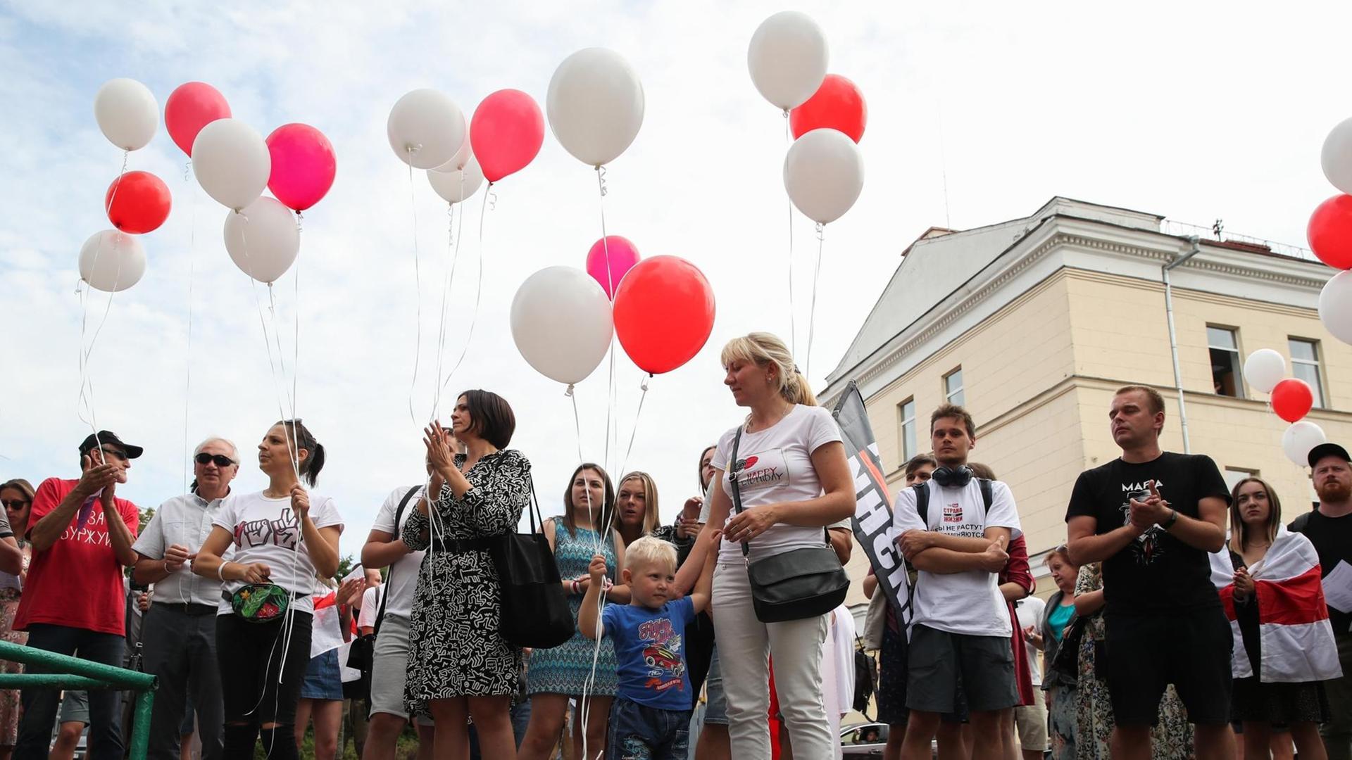 Eine Protestaktion in Minsk der Opposition in Belarus an der Stelle, wo der Blogger Sergei Tikhanovsky festgehalten wird