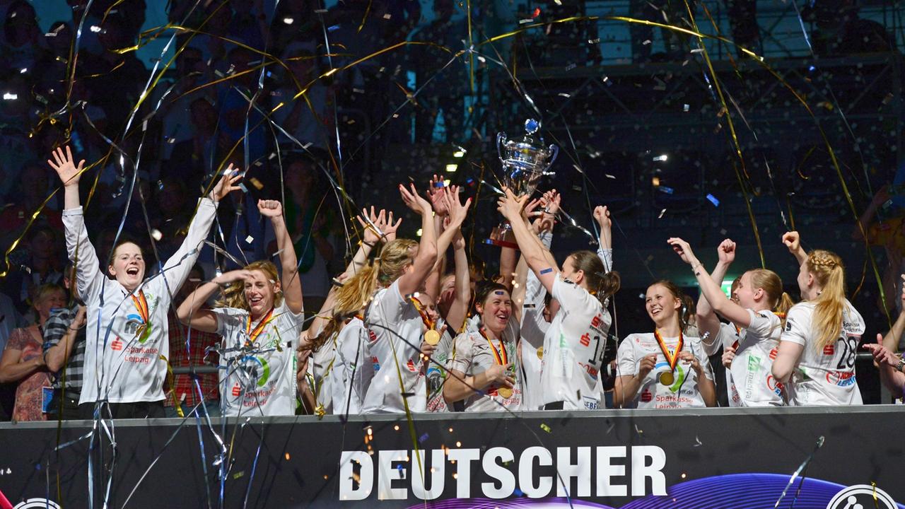 Handball DHB-Pokal Frauen Final Four Finale: HC Leipzig -  HSG Blomberg Lippe am 27.04.2014 in der Arena Leipzig (Sachsen). Die Mannschaft des HC Leipzig nimmt nach ihrem Sieg den Pokal entgegen. Foto: Hendrik Schmidt/dpa