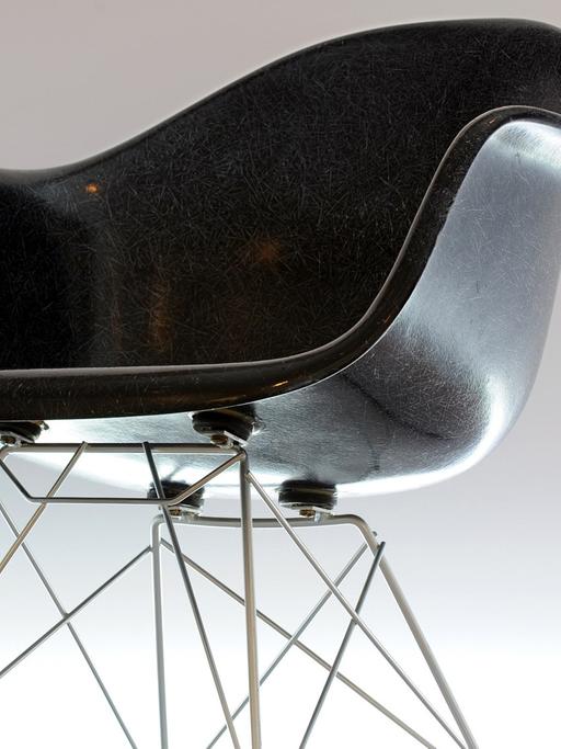 Der RAR Rocker Arm Chair Rod von 1948 ist als Schaukelstuhl-Entwurf von Ray und Charles Eames am 05.05.2011 in der Ausstellung "Ein Stoff für alle Fälle", Kunststoffdesign im 20. Jahrhundert (06.05.-03.10.2011), im Design-Museum Wilhelm-Wagenfeld-Haus in Bremen ausgestellt und besteht aus GFK-Verbundmaterial.