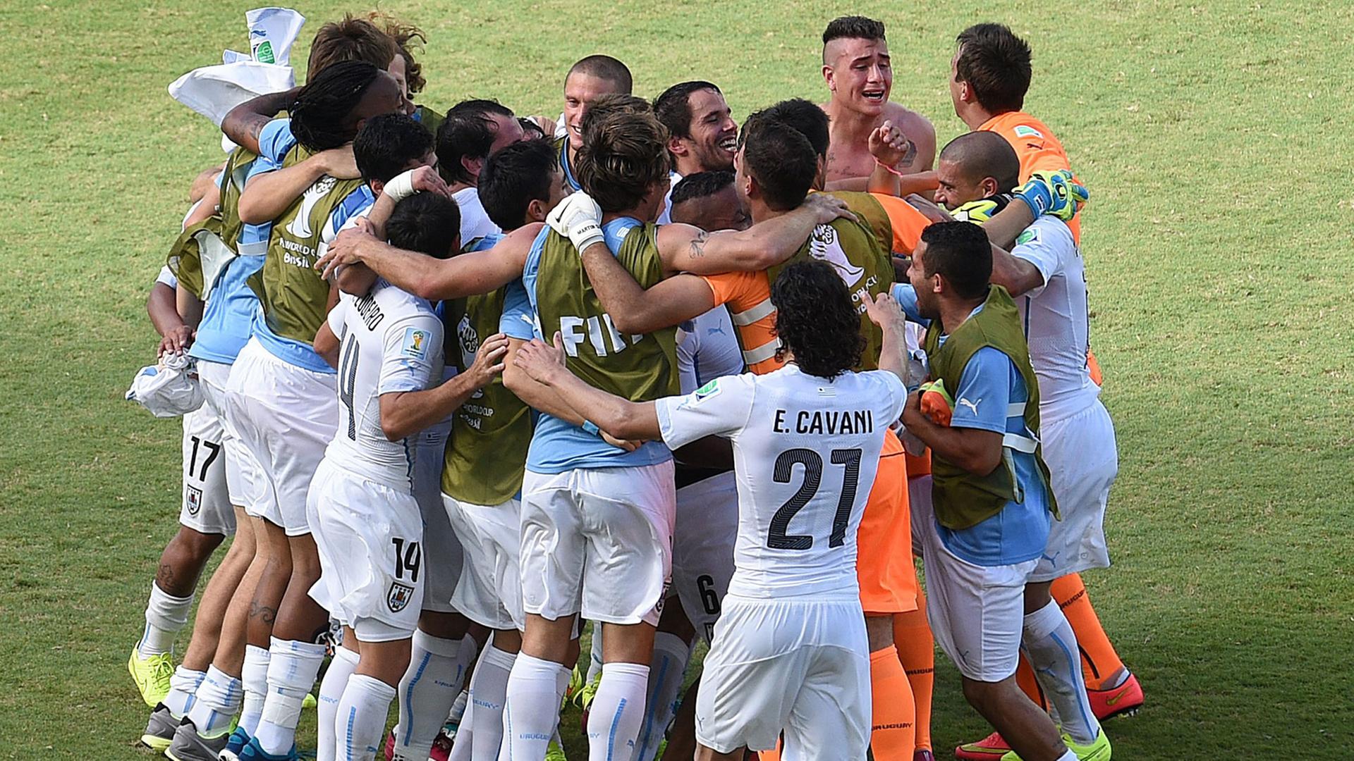 Die Mannschaft aus Uruguay feiert ihren Sieg über Italien während der Fußball-Weltmeisterschaft 2014 im brasilianischen Natal.