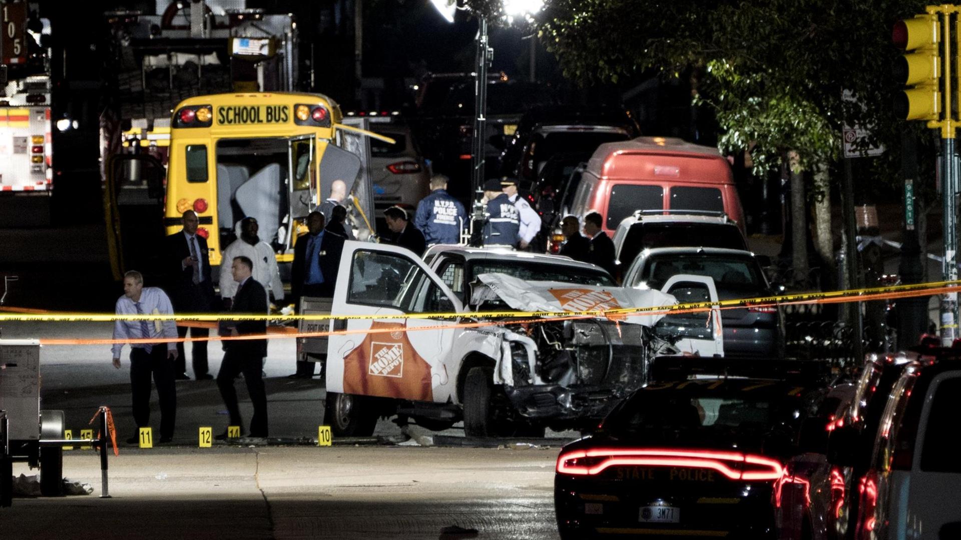 Ermittler untersuchen den Tatort des Anschlags in Manhattan.