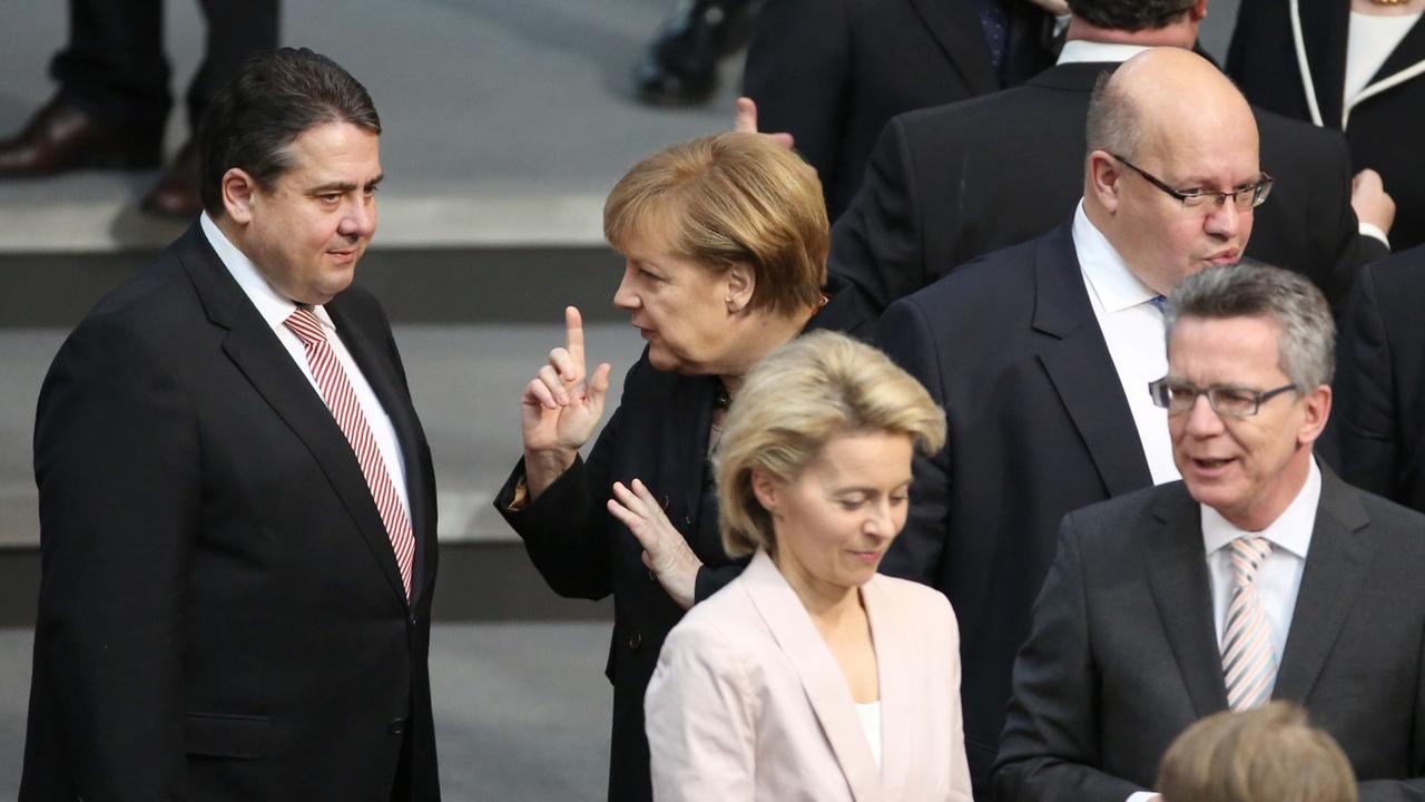 Der designierte Wirtschaftsminister Sigmar Gabriel (SPD - l-r), Bundeskanzlerin Angela Merkel, die designierte Verteidigungsministerin Ursula von der Leyen  und der designierte Innenminister Thomas de Maiziere (alle CDU) kommen am 17.12.2013 im Bundestag 