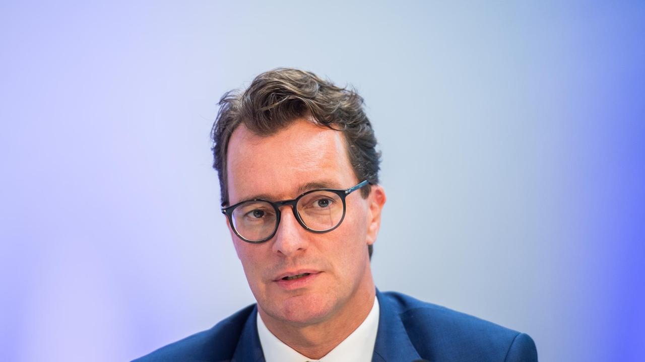 Porträt von Hendrik Josef Wüst (CDU), Ministerpräsident von Nordrhein-Westfalen, vor einer blau angeleuchteten Wand. Porträt von Hendrik Josef Wüst (CDU), Ministerpräsident von Nordrhein-Westfalen, vor einer blau angeleuchteten Wand.