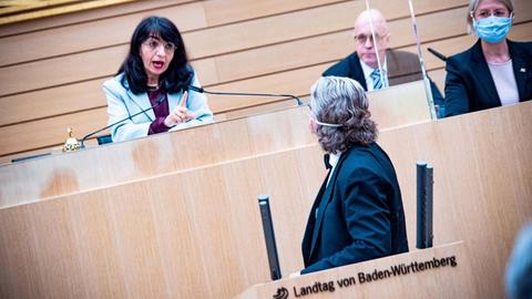 Landtagspräsidentin Muhterem Aras (Grüne) ruft währende der ,117. Plenarsitzung im Landtag Baden Württemberg den ehemaligen AfD-Abgeordneten Heinrich Fiechtner (Parteilos) zur Ordnung.