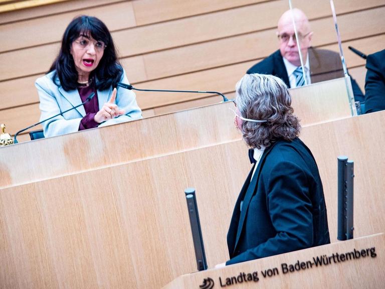 Landtagspräsidentin Muhterem Aras (Grüne) ruft währende der ,117. Plenarsitzung im Landtag Baden Württemberg den ehemaligen AfD-Abgeordneten Heinrich Fiechtner (Parteilos) zur Ordnung.
