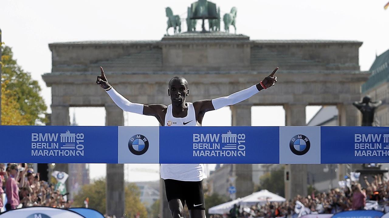 Eliud Kipchoge beim Zieleinlauf des Berlin-Marathons 2018