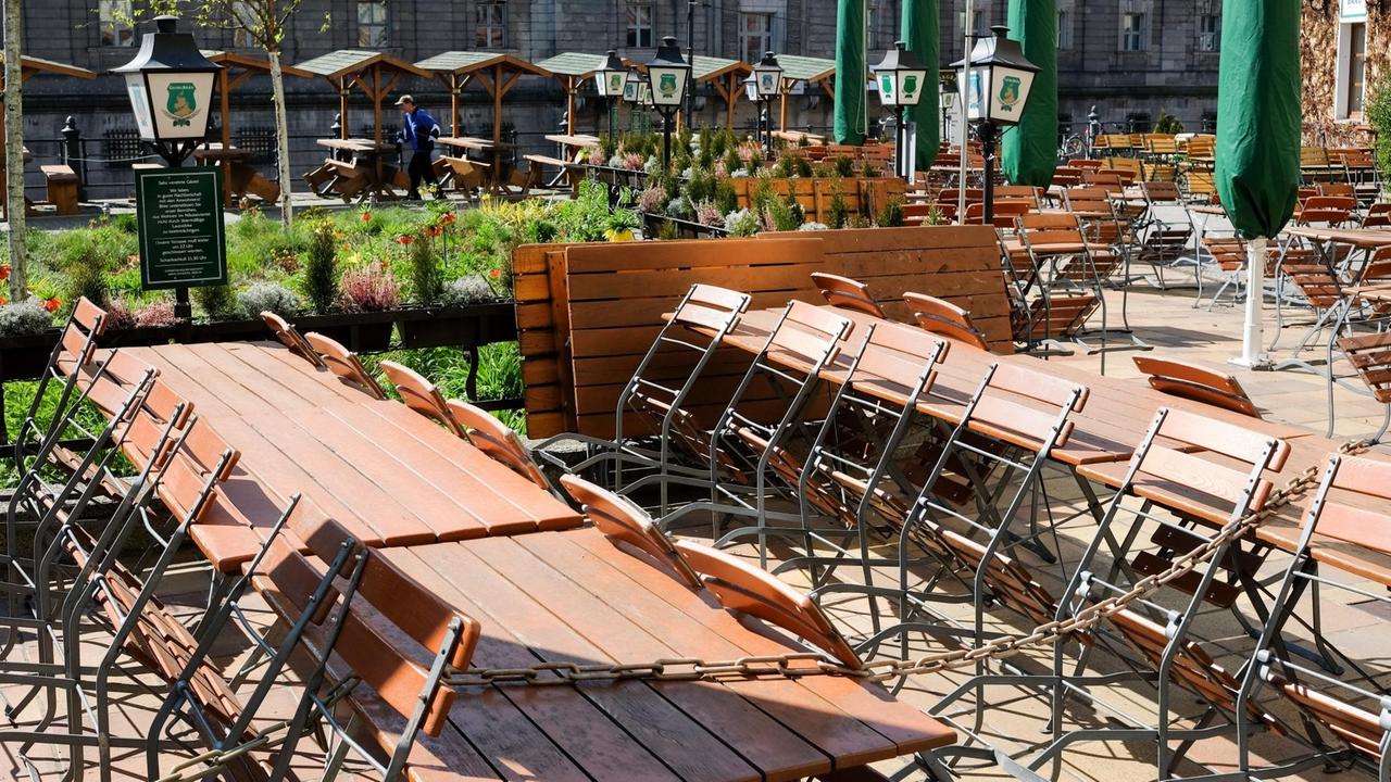 Das Foto zeigt unbesetzte Tische und Stühle von geschlossenen Cafes und Restaurants im Nikolaiviertel in der Propststraße in Berlin.