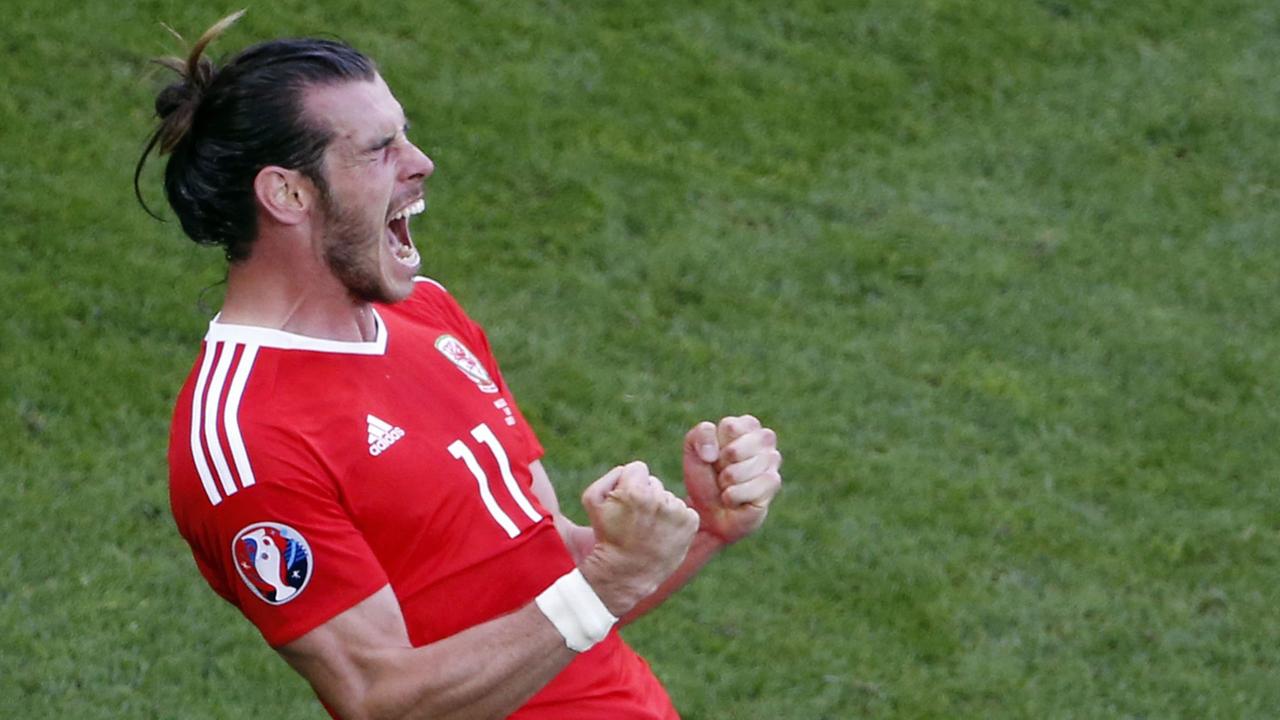 Der Waliser Gareth Bale freut sich am 11.6.2016 nach dem Spiel über den Sieg seines Teams bei der Fußball-EM in Frankreich über die Slowakei.