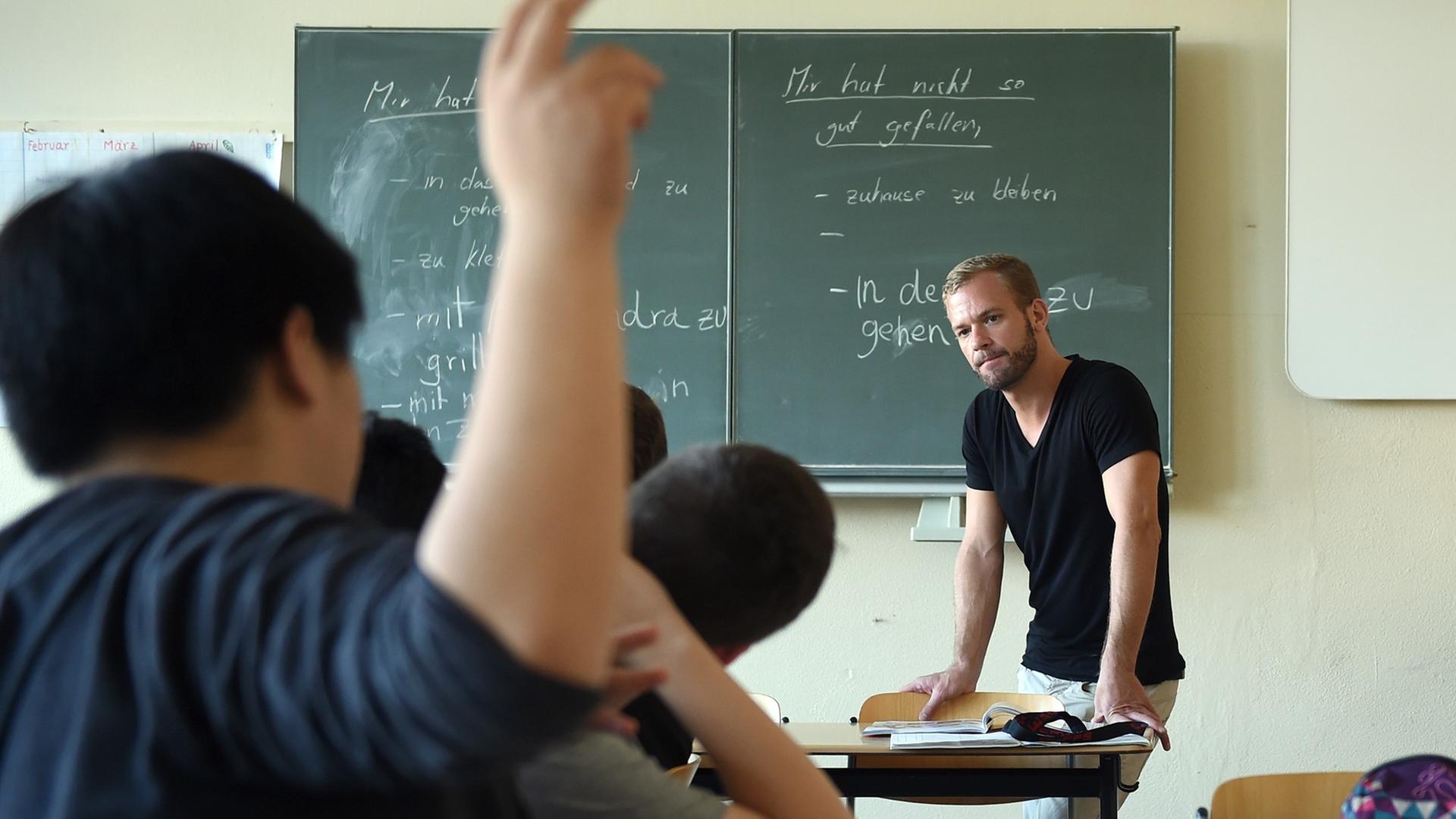 Der Lehrer Florian Schempp unterrichtet an der Friedenauer Gemeinschaftsschule in Berlin in einer Willkommensklasse Deutsch.