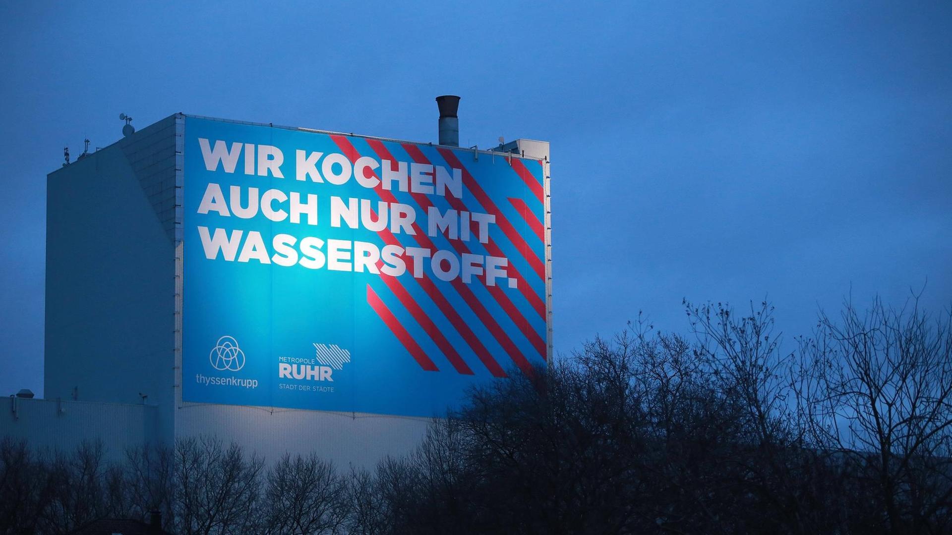 (18.01. 2021 Bochum) Thyssenkrupp Steel wirbt auf einem Großplakat an der A40 mit dem Slogan "Wir kochen auch nur mit Wasserstoff".