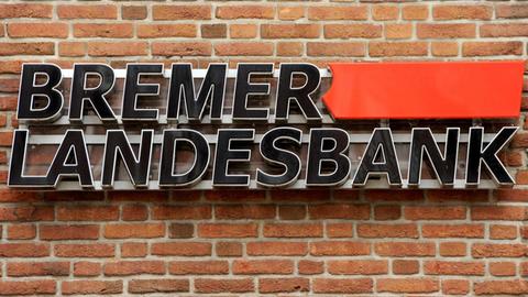 Das Logo der Bremer Landesbank weist am 10.06.2016 in Bremen auf den Eingang des provosorischen Kundencenters hin.