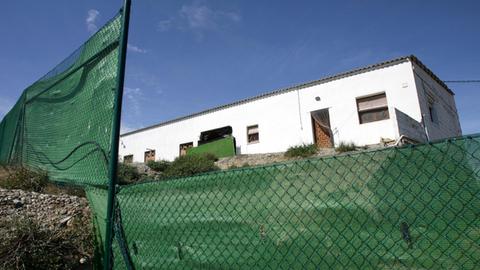 Hinter einem grünen Zaun in der andalusischen Ortschaft Palomares befindet sich ein Gelände, auf dem das staatliche Institut Ciemat nach Plutoniumspuren sucht.