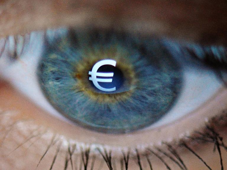 Ein menschliches Auge, auf das ein Euro-Symbol projiziert ist.
