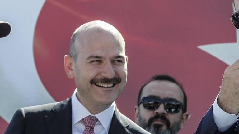 Soylu lacht. Soylu lacht.