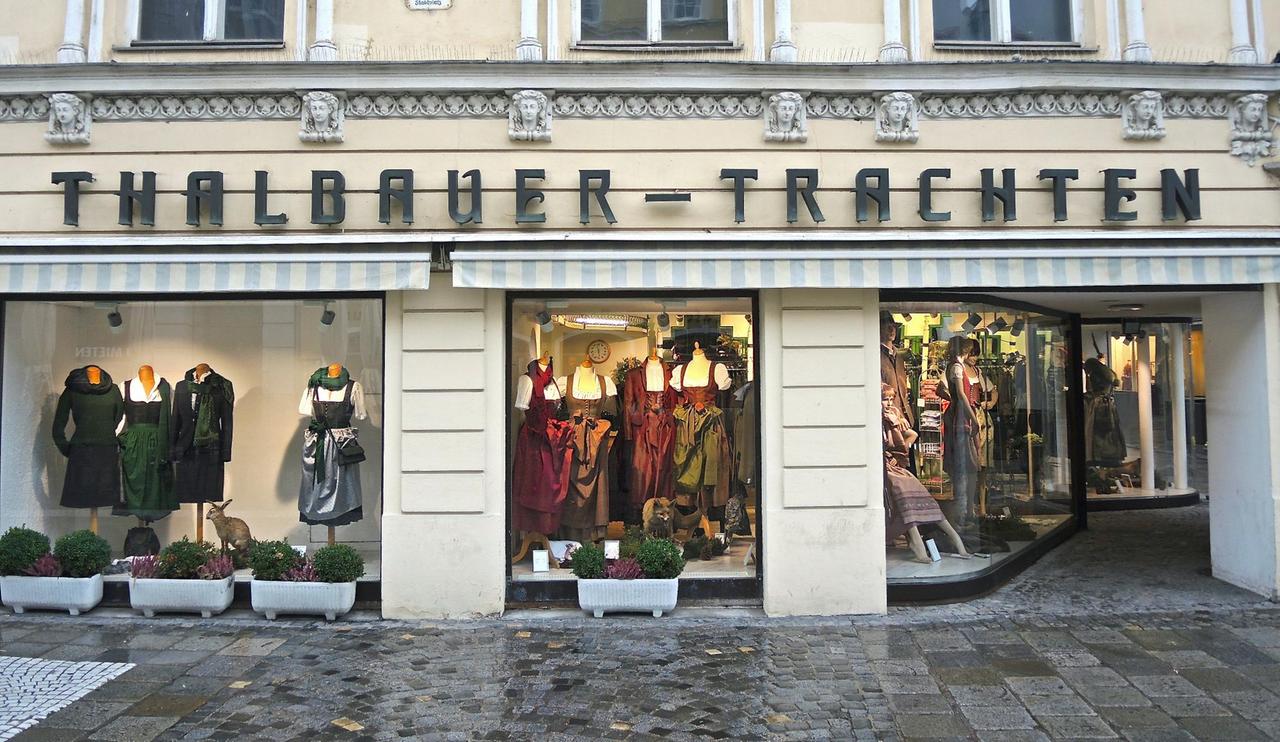 Dirndl im Schaufenster des Trachtengeschäfts Thalbauer in Wels in Österreich