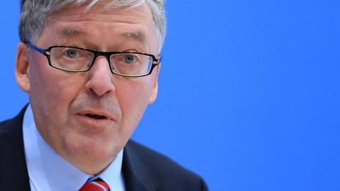 Der SPD-Politiker Hans-Peter Bartels bei einer Pressekonferenz