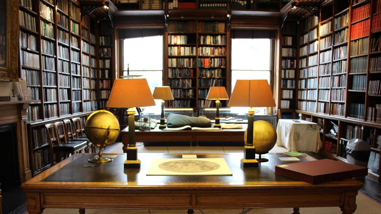 Die Royal Astronomical Society verfügt über eine exzellente Bibliothek mit vielen historisch bedeutenden Werken