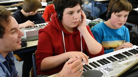 05.03.2018, Sachsen, Pegau: An der Oberschule in Pegau üben Schülerinnen und Schüler der 7. Klasse im Musikunterricht eine Melodie am Keyboard.