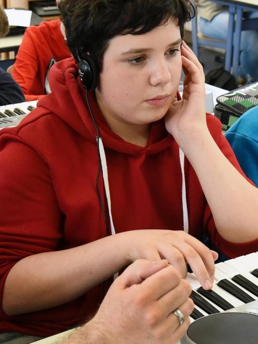 05.03.2018, Sachsen, Pegau: An der Oberschule in Pegau üben Schülerinnen und Schüler der 7. Klasse im Musikunterricht eine Melodie am Keyboard.