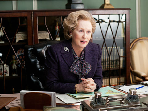 Meryl Streep sitzt als Margaret Thatcher in einer Szene des Films "Die Eiserne Lady" am Schreibtisch.