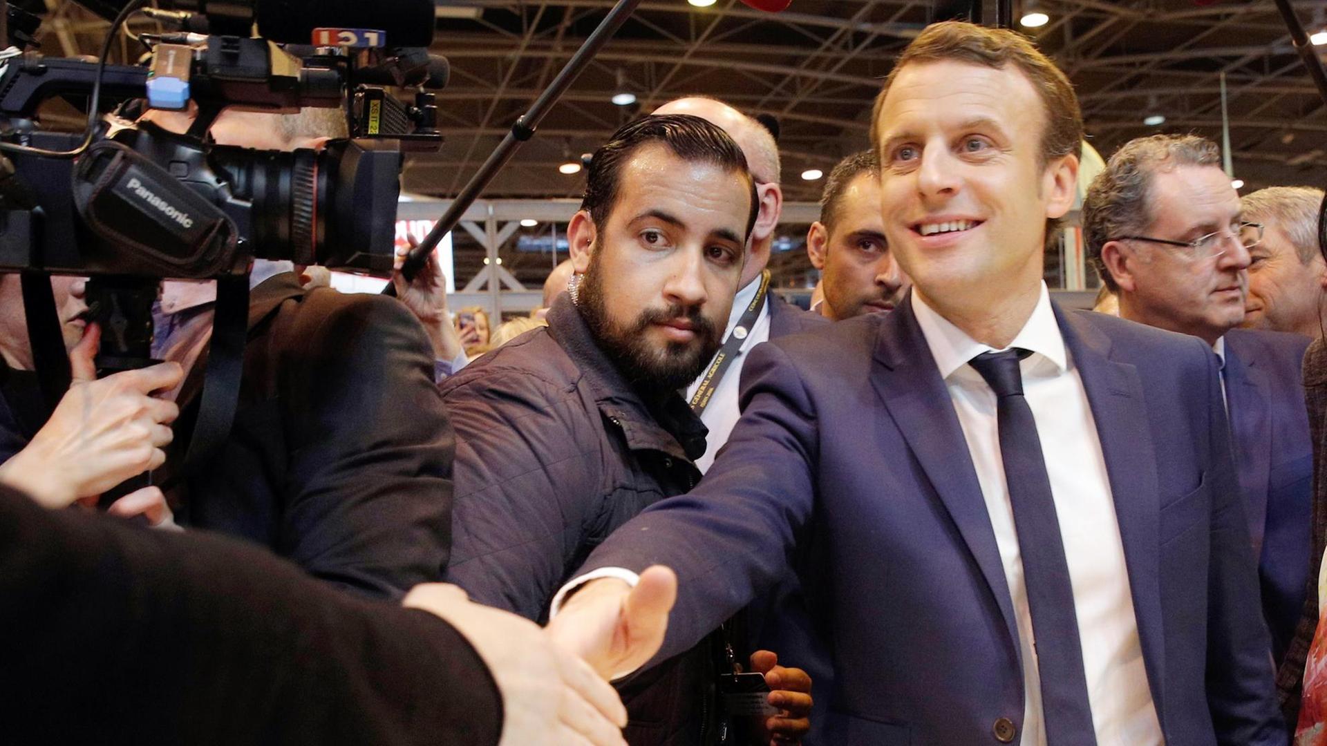 Das Bild zeigt Frankreichs Präsident Emmanuel Macron (rechts) mit seinem Sicherheitsmitarbeiter Alexandre Benalla.
