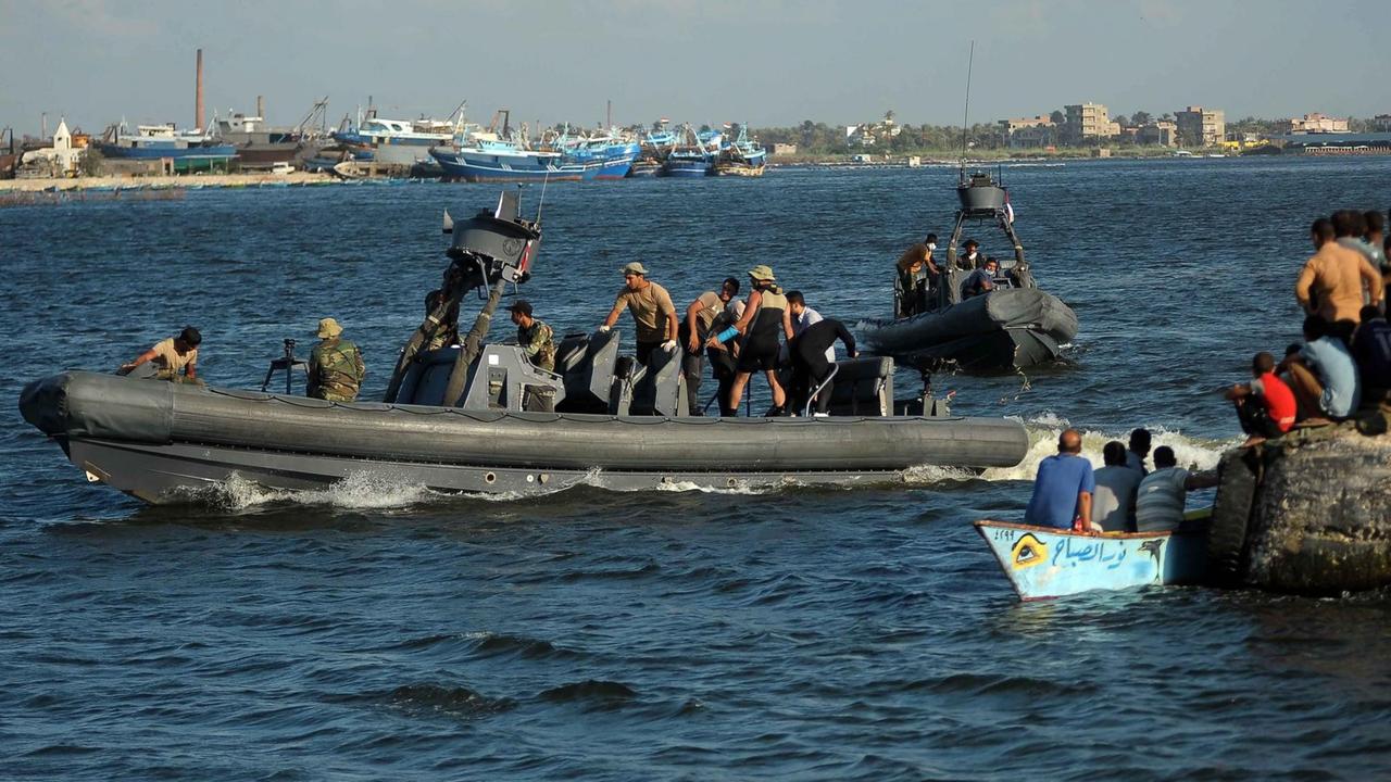 Helfer bringen die ertrunkenen Menschen am 22. September 2016 mit Booten aufs Festland.