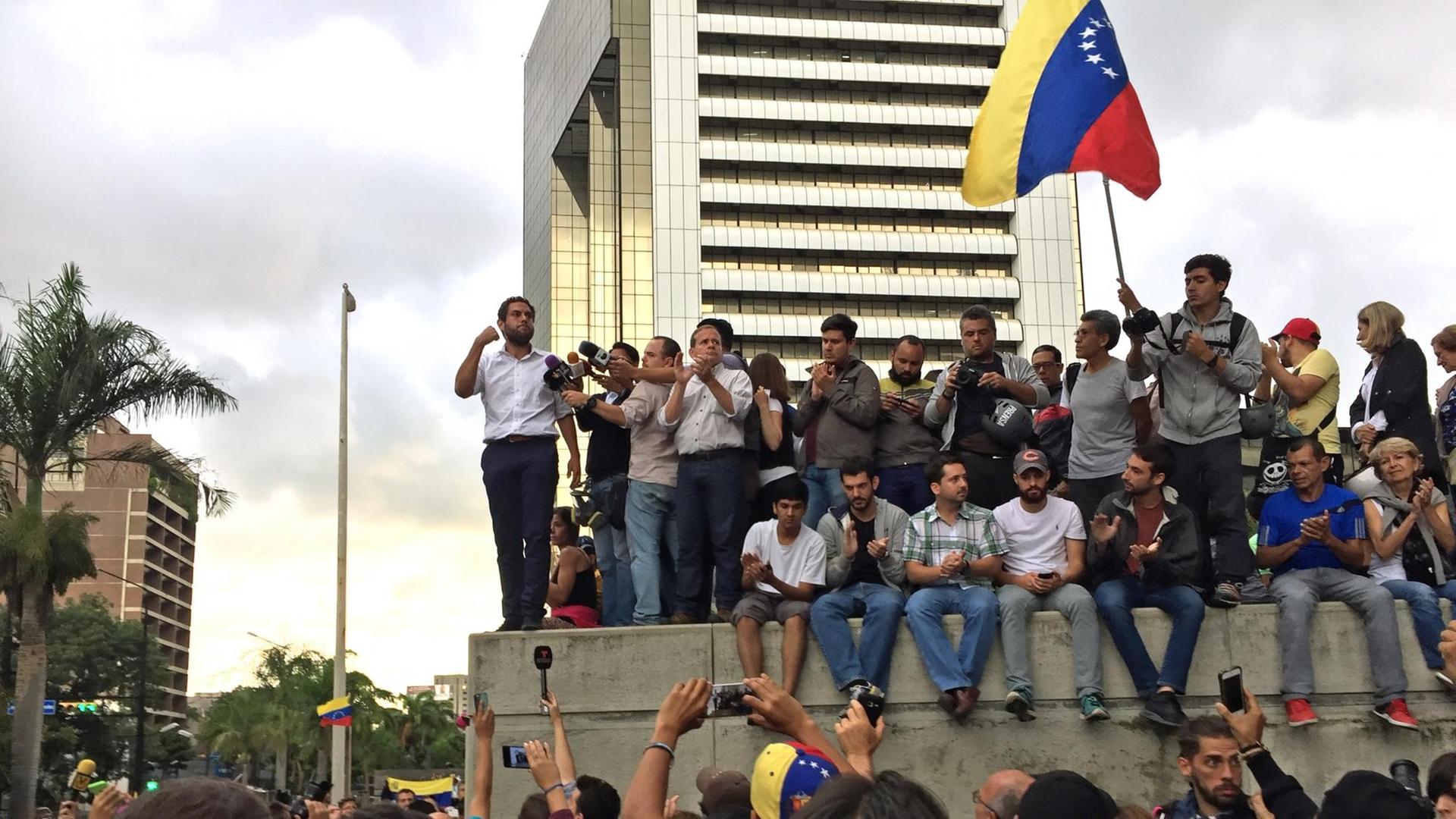 Mehrere Hundert Menschen aller Altersklassen protestierten in Venezuela.