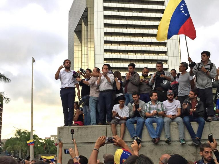 Mehrere Hundert Menschen aller Altersklassen protestierten in Venezuela.