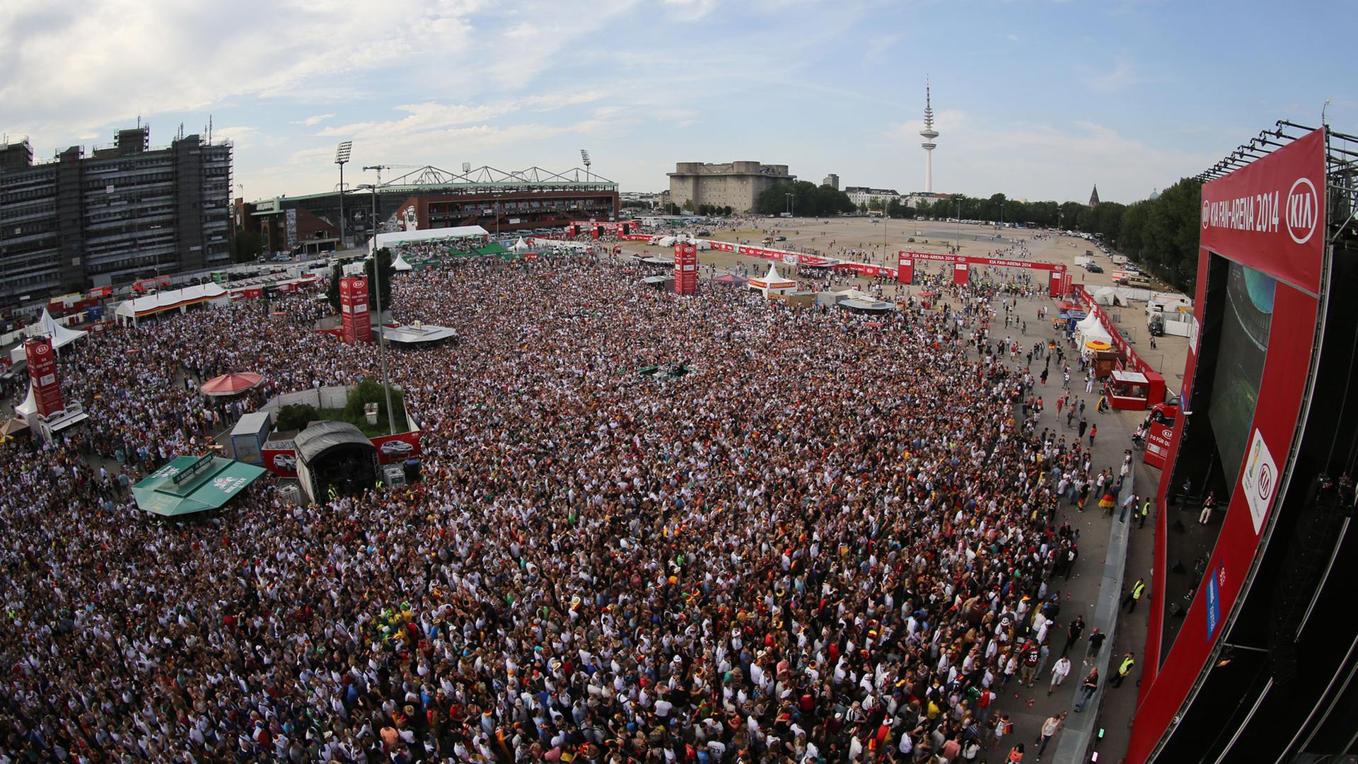 Fußballfans feiern am 04.07.2014 in Hamburg beim Public Viewing auf dem Heiligengeistfeld das Viertelfinal-Spiel Deutschland-Frankreich.