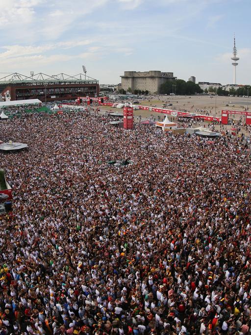Fußballfans feiern am 04.07.2014 in Hamburg beim Public Viewing auf dem Heiligengeistfeld das Viertelfinal-Spiel Deutschland-Frankreich.