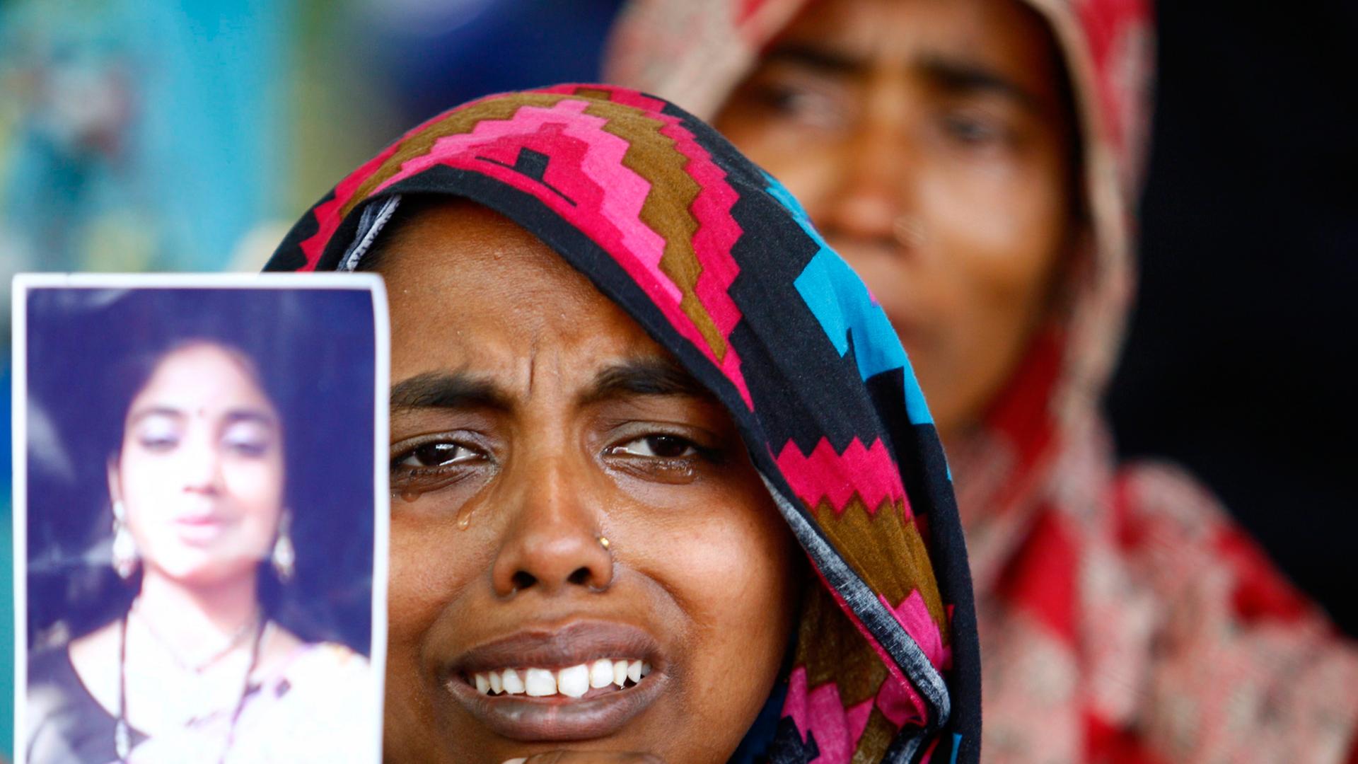 Ein Frau trauert nach dem Einsturz der Textilfabrik Rana Plaza in Bangladesch