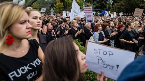 Vor dem Parlament in Warschau demonstrieren Frauen gegen eine Verschärfung des Abtreibungsrechts.