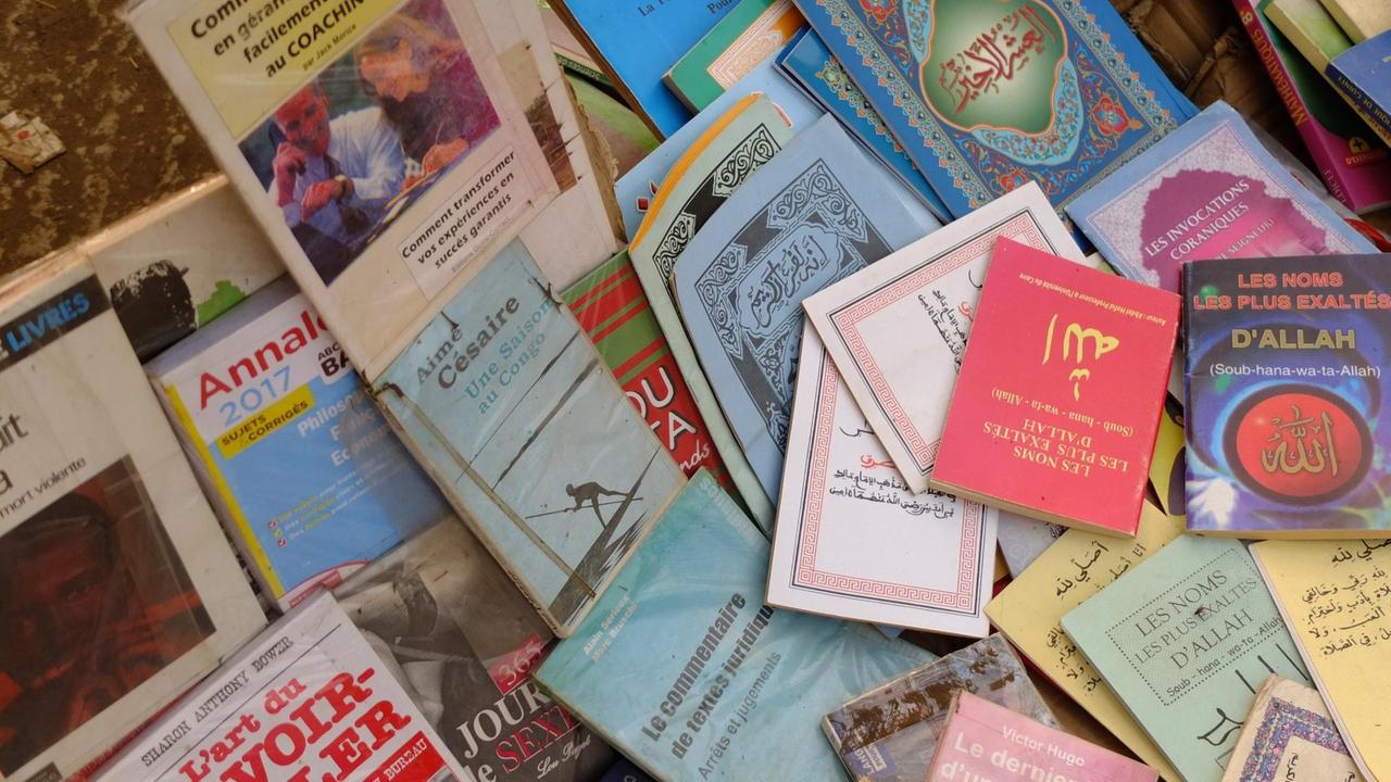 Bücherstand auf dem Taouyah-Markt in Conakry, Guinea.