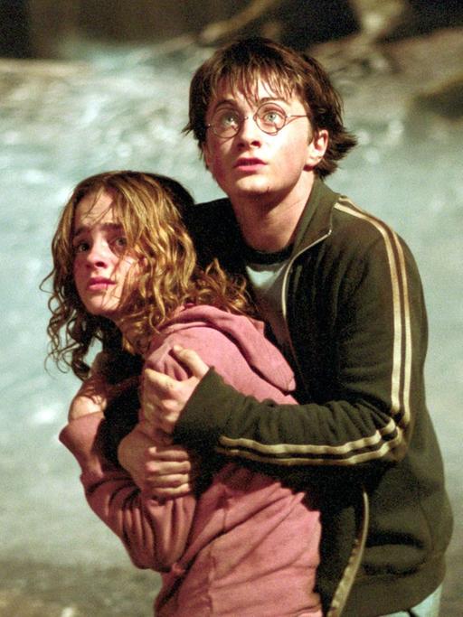 Der junge Zauberlehrling Harry Potter (Daniel Radcliffe) und seine Mitschülerin Hermione Granger (Emma Watson) stehen in dem neuen Kinofilm "Harry Potter und der Gefangene von Askaban" einer unheimlichen Bedrohung gegenüber (Szenenfoto).