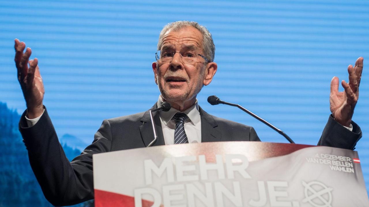 Der ehemalige Grünen-Chef Alexander Van der Bellen liegt bei der Bundespräsidentenwahl in Österreich nach ersten Hochrechnungen vor seinem Konkurrenten Norbert Hofer von der FPÖ.